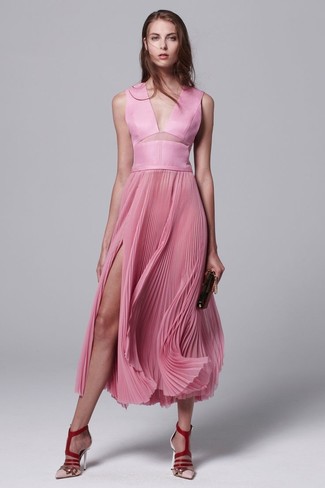 Come indossare e abbinare décolleté bordeaux: Vestiti con un vestito longuette a pieghe rosa per un look trendy e alla mano. Décolleté bordeaux sono una valida scelta per completare il look.