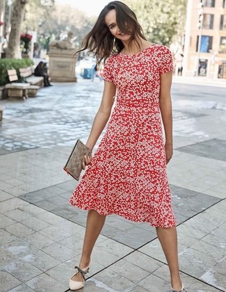 Come indossare e abbinare décolleté beige: Indossa un vestito longuette a pois rosso per un look raffinato. Perfeziona questo look con un paio di décolleté beige.