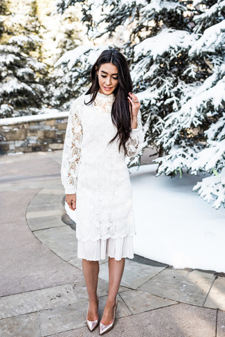 Come indossare e abbinare un vestito longuette bianco: Mostra il tuo stile in un vestito longuette bianco per essere trendy e seducente. Décolleté in pelle argento sono una buona scelta per completare il look.