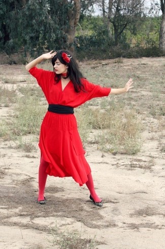 Look alla moda per donna: Vestito longuette rosso, Ballerine di tela nere, Cintura a vita alta nera, Cerchietto a fiori rosso