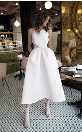 Come indossare e abbinare un vestito longuette bianco: Vestiti con un vestito longuette bianco per essere casual. Rifinisci questo look con un paio di sandali con tacco in pelle beige.