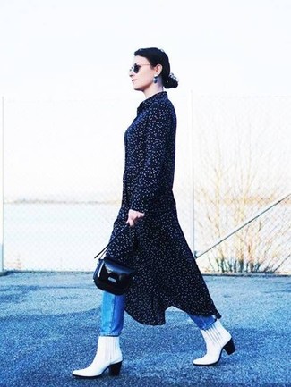 Look alla moda per donna: Vestito longuette a pois blu scuro, Jeans blu, Stivaletti in pelle bianchi, Borsa a tracolla in pelle nera
