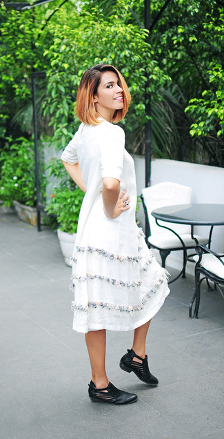 Come indossare e abbinare un vestito longuette bianco: Indossa un vestito longuette bianco per affrontare con facilità la tua giornata. Stivaletti in pelle tagliati neri sono una valida scelta per completare il look.