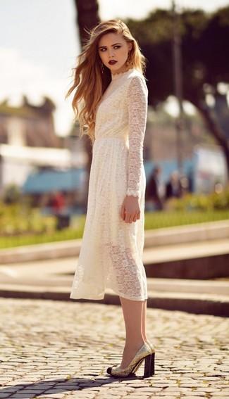 Look alla moda per donna: Vestito longuette di pizzo bianco, Décolleté con paillettes dorati