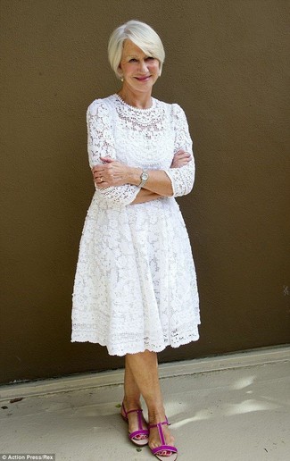 Moda donna anni 60 quando fa molto caldo: Potresti indossare un vestito longuette di pizzo bianco per un look raffinato per il tempo libero. Indossa un paio di sandali piatti in pelle scamosciata fucsia per un tocco più rilassato.