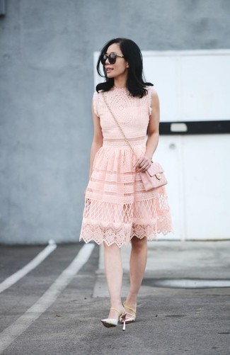 Look alla moda per donna: Vestito longuette di pizzo rosa, Décolleté in pelle bianchi, Borsa a tracolla in pelle trapuntata rosa