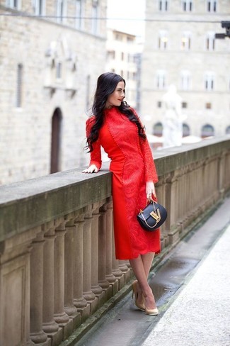 Come indossare e abbinare un vestito longuette rosso in modo smart-casual: Scegli un vestito longuette rosso per essere casual. Décolleté in pelle marrone chiaro sono una buona scelta per completare il look.