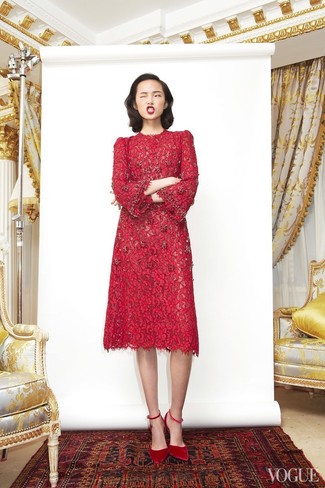 Look alla moda per donna: Vestito longuette di pizzo rosso, Décolleté in pelle scamosciata rossi