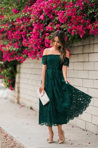 Come indossare e abbinare un vestito longuette verde oliva: Scegli un vestito longuette verde oliva per un fantastico look da sfoggiare nel weekend. Décolleté in pelle beige sono una buona scelta per completare il look.
