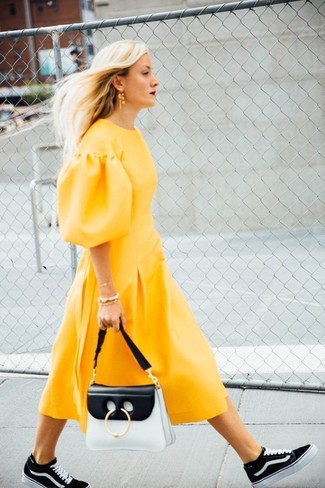 Come indossare e abbinare orecchini senapi quando fa molto caldo in modo casual: Potresti combinare un vestito longuette giallo con orecchini senapi per un outfit inaspettato. Questo outfit si abbina perfettamente a un paio di sneakers alte nere e bianche.