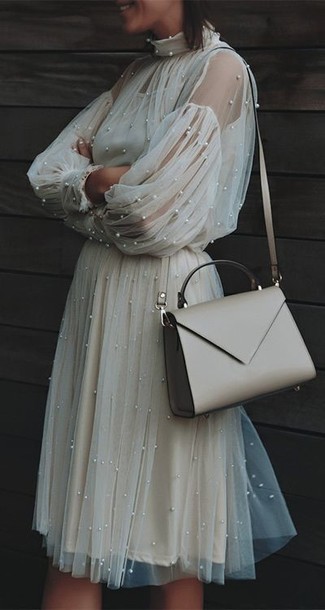 Come indossare e abbinare una borsa beige: Una giornata impegnativa richiede un outfit semplice ma elegante, come un vestito longuette in tulle beige e una borsa beige.