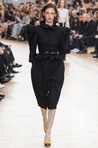 Look alla moda per donna: Vestito longuette di lana nero, Décolleté in pelle senapi, Cintura a vita alta in pelle nera, Collant di pizzo bianco