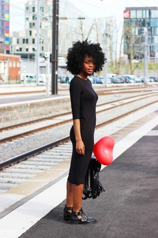 Come indossare e abbinare un zaino in modo smart-casual: Coniuga un vestito longuette nero con uno zaino per un outfit inaspettato. Stivaletti in pelle tagliati neri sono una gradevolissima scelta per completare il look.
