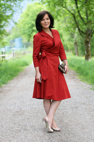 Come indossare e abbinare una pochette in pelle terracotta: Metti un vestito longuette rosso e una pochette in pelle terracotta per essere casual. Sandali con tacco in pelle dorati sono una splendida scelta per completare il look.