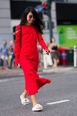 Quale sandali piatti indossare con un vestito longuette rosso in estate 2024 in modo casual: Mostra il tuo stile in un vestito longuette rosso per un fantastico look da sfoggiare nel weekend. Sandali piatti creeranno un piacevole contrasto con il resto del look. È buona scelta per essere impeccabile questa estate!
