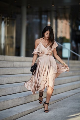 Come indossare e abbinare un vestito beige con scarpe nere per una donna di 20  anni in estate 2024 (3 outfit)