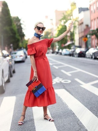 Look alla moda per donna: Vestito longuette rosso, Sandali con tacco in pelle multicolori, Pochette in pelle multicolore, Bandana blu