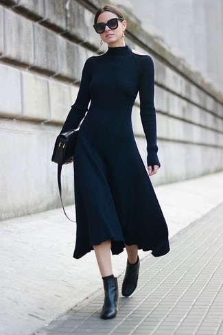 Come indossare e abbinare una borsa a tracolla in pelle nera: Coniuga un vestito longuette lavorato a maglia blu scuro con una borsa a tracolla in pelle nera per un look facile da indossare. Stivaletti in pelle neri sono una buona scelta per completare il look.