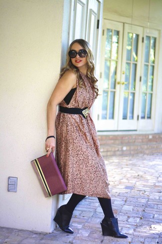 Come indossare e abbinare stivaletti con zeppa per una donna di 30 anni: Punta su un vestito longuette a fiori rosa per essere casual. Stivaletti con zeppa sono una splendida scelta per completare il look.