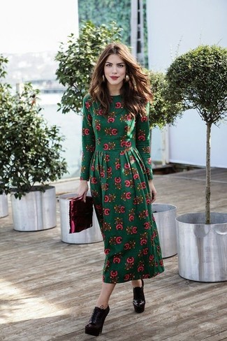 Come indossare e abbinare stivaletti rossi quando fa molto caldo: Opta per un vestito longuette a fiori verde scuro per vestirti casual. Stivaletti rossi sono una splendida scelta per completare il look.