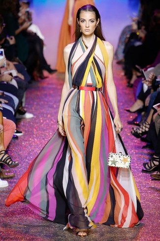 Come indossare e abbinare una borsa decorata: Scegli un vestito lungo a righe verticali multicolore e una borsa decorata per un'atmosfera casual-cool.