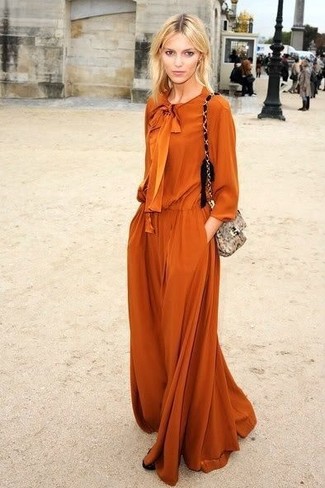 Come indossare e abbinare una borsa grigio scuro quando fa molto caldo: Potresti combinare un vestito lungo arancione con una borsa grigio scuro per un look trendy e alla mano.