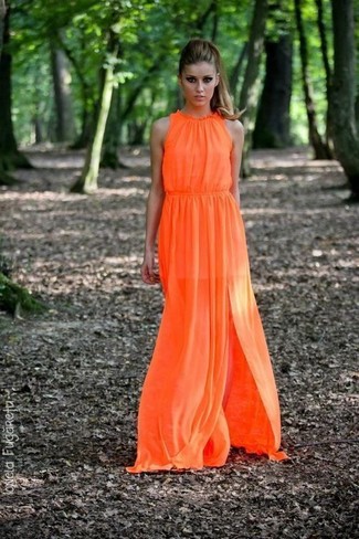 Come indossare e abbinare un vestito arancione per una donna di 30 anni quando fa caldo: Una giornata impegnativa richiede un outfit semplice ma elegante, come un vestito arancione.