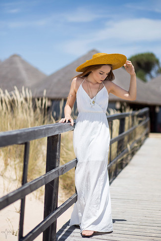 Come indossare e abbinare un borsalino di paglia giallo: Opta per un vestito lungo bianco e un borsalino di paglia giallo per un look spensierato e alla moda.