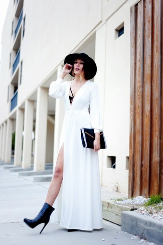 Come indossare e abbinare un borsalino per una donna di 30 anni quando fa caldo: Metti un vestito lungo bianco e un borsalino per un look facile da indossare. Stivaletti in pelle neri sono una gradevolissima scelta per completare il look.