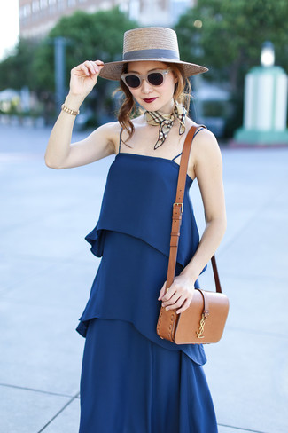Come indossare e abbinare un borsalino di paglia beige: Indossa un vestito lungo di seta blu scuro con un borsalino di paglia beige per un fantastico look da sfoggiare nel weekend.