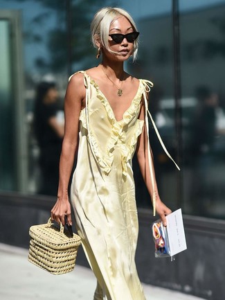 Come indossare e abbinare una borsa beige: Abbina un vestito lungo di raso giallo con una borsa beige per un'atmosfera casual-cool.