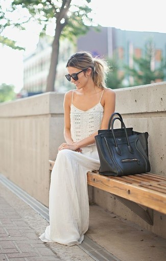 Come indossare e abbinare una borsa shopping in pelle nera e dorata in modo casual: Prova a combinare un vestito lungo con perline bianco con una borsa shopping in pelle nera e dorata per un look perfetto per il weekend.