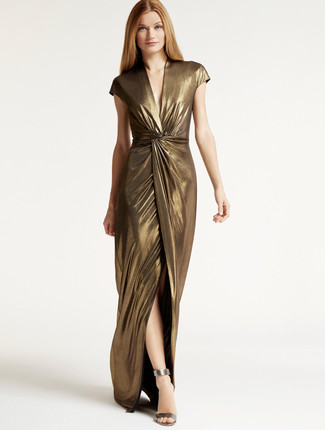 Look alla moda per donna: Vestito lungo con spacco dorato, Sandali con tacco in pelle argento