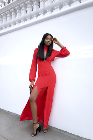 Come indossare e abbinare un vestito lungo rosso: Scegli un outfit composto da un vestito lungo rosso per un look trendy e alla mano. Sandali con tacco in pelle neri sono una validissima scelta per completare il look.