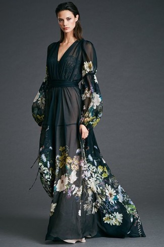 Come indossare e abbinare un vestito lungo a fiori: Scegli un outfit composto da un vestito lungo a fiori per andare a prendere un caffè in stile casual.