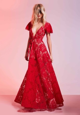 Come indossare e abbinare un vestito lungo di pizzo rosso quando fa caldo: Indossa un vestito lungo di pizzo rosso per essere casual.