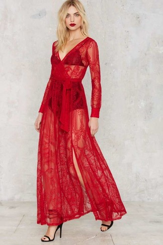 Come indossare e abbinare un vestito lungo rosso per una donna di 20 anni: Indossa un vestito lungo rosso per un look trendy e alla mano. Sandali con tacco in pelle scamosciata neri sono una splendida scelta per completare il look.