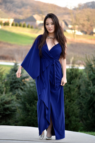 Come indossare e abbinare un vestito blu per una donna di 20 anni: Per un outfit della massima comodità, opta per un vestito blu. Questo outfit si abbina perfettamente a un paio di décolleté in pelle argento.