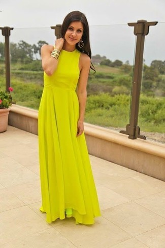 Come indossare e abbinare orecchini in estate 2024: Indossa un vestito lungo giallo e orecchini per una sensazione di semplicità e spensieratezza. Una magnifica scelta per essere alla moda questa estate!
