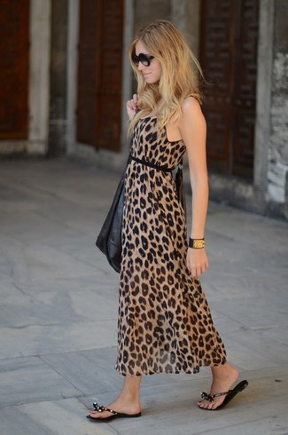 Come indossare e abbinare un vestito leopardato quando fa molto caldo: Potresti indossare un vestito leopardato per un look comfy-casual. Scegli uno stile classico per le calzature e prova con un paio di infradito neri.