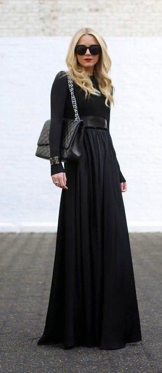 Come indossare e abbinare una borsa nera e bianca per una donna di 30 anni in estate 2024: Indossa un vestito lungo nero e una borsa nera e bianca per un look comfy-casual. Ecco una fantastica scelta per creare uno splendido outfit estivo.