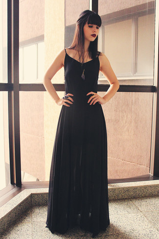 Look alla moda per donna: Vestito lungo nero, Collana con ciondolo viola, Anello nero