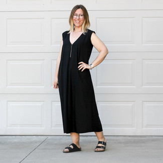 Come indossare e abbinare un vestito lungo in estate 2024: Punta su un vestito lungo per essere casual. Per distinguerti dagli altri, scegli un paio di sandali piatti in pelle neri. Ecco un look fantastico per l’estate.