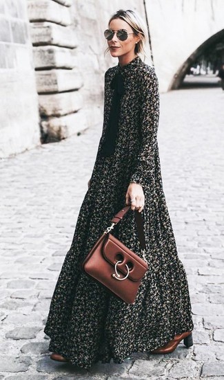 Come indossare e abbinare stivaletti marroni in modo smart-casual: Scegli un outfit composto da un vestito lungo a fiori nero per andare a prendere un caffè in stile casual. Stivaletti marroni sono una interessante scelta per completare il look.