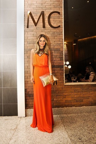 Come indossare e abbinare una borsa arancione: Abbina un vestito lungo decorato arancione con una borsa arancione per un outfit rilassato ma alla moda.