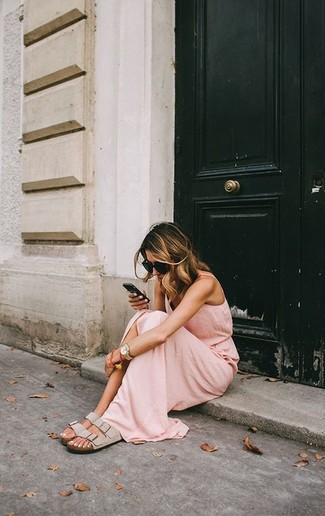 Come indossare e abbinare sandali piatti in pelle beige per una donna di 30 anni in modo casual: Indossa un vestito lungo rosa per un look raffinato. Per un look più rilassato, opta per un paio di sandali piatti in pelle beige.