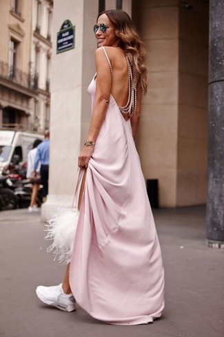 Come indossare e abbinare un vestito lungo rosa quando fa molto caldo: Indossa un vestito lungo rosa per un look raffinato per il tempo libero. Per un look più rilassato, opta per un paio di scarpe sportive bianche.
