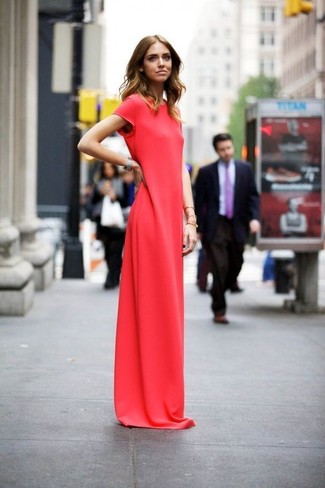 Come indossare e abbinare un vestito lungo rosso: Scegli un vestito lungo rosso per vestirti casual.
