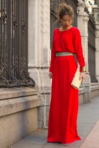 Come indossare e abbinare una cintura dorata quando fa caldo: Potresti abbinare un vestito lungo rosso con una cintura dorata per un fantastico look da sfoggiare nel weekend.
