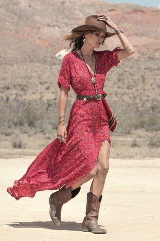 Look alla moda per donna: Vestito lungo a fiori rosso, Stivali da cowboy in pelle marroni, Borsalino di lana marrone, Cintura in pelle marrone scuro